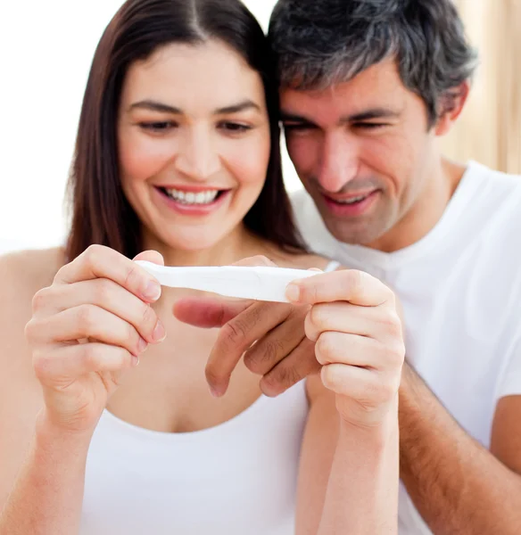 Casal feliz descobrindo resultados de um teste de gravidez — Fotografia de Stock