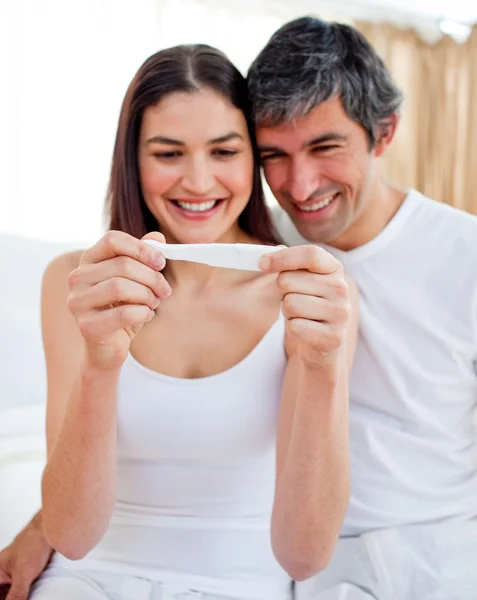 Couple lumineux découvrir les résultats d'un test de grossesse — Photo