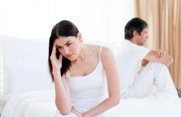 Casal irritado ter uma discussão sentado na cama — Fotografia de Stock