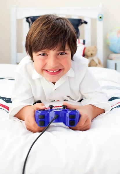 Счастливый мальчик играет в видеоигры — стоковое фото
