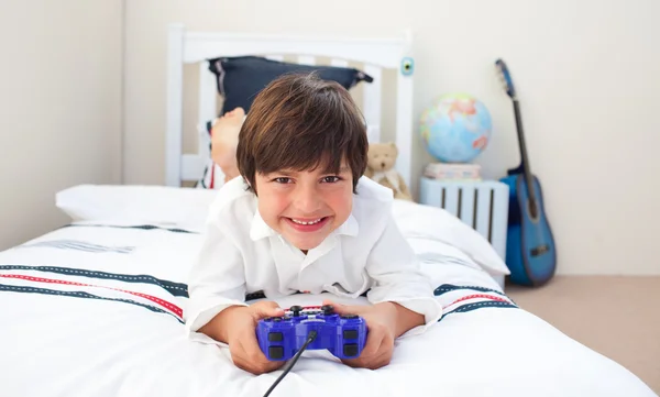 Netter kleiner Junge spielt Videospiele — Stockfoto