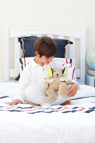 可爱的小男孩玩着一只玩具熊 — 图库照片