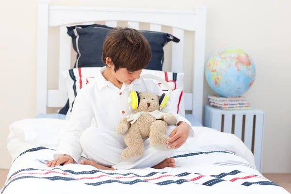 Schattige kleine jongen speelt met een teddybeer — Stockfoto