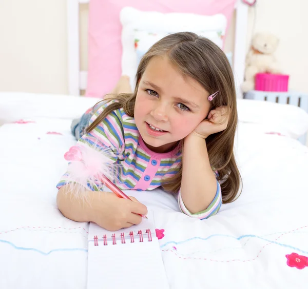 Gyönyörű kicsi lány az ágyon — Stock Fotó