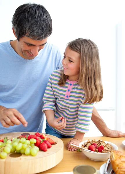 Lycklig far och hans dotter äter frukost — Stockfoto