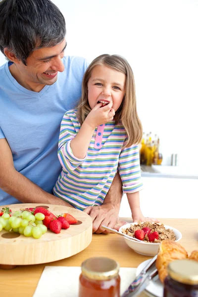 Jolly father and his daughter having breakfast — Stock Photo, Image