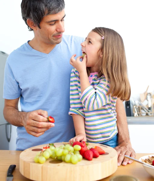 Atractivo padre y su hija desayunando — Foto de Stock