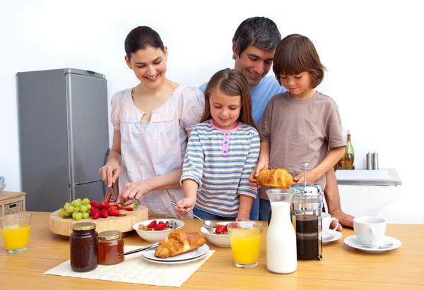 Família alegre tomando um café da manhã — Fotografia de Stock