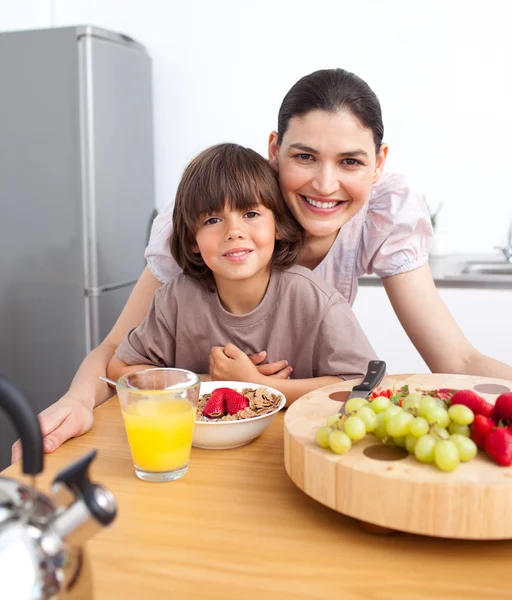 Happy mother and her child having breakfast — Stock Photo, Image