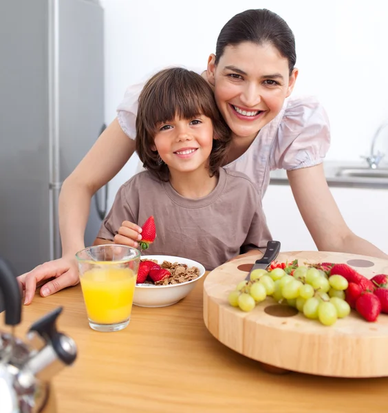 Allegra madre e suo figlio che fanno colazione — Foto Stock