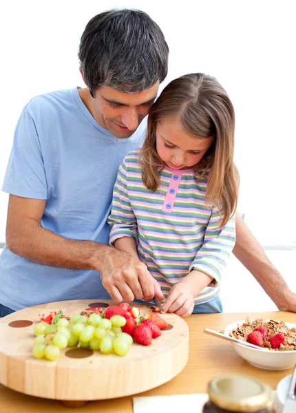 Far och hans dotter äter frukost i köket — Stockfoto