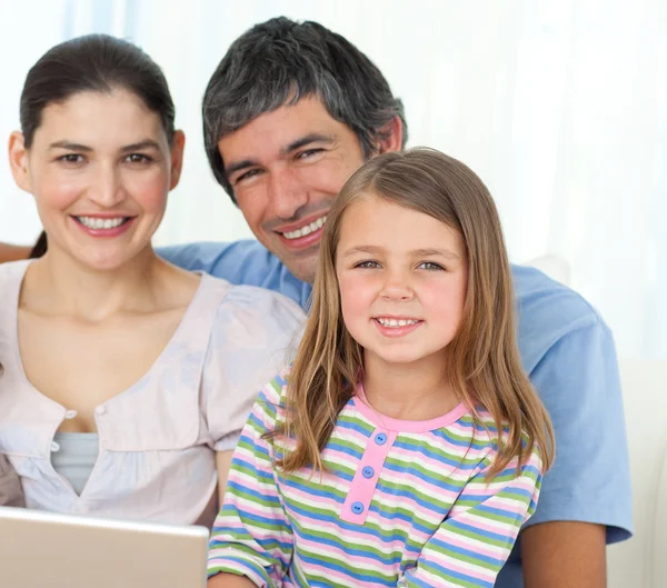 어린 소녀 그녀의 부모와 함께 노트북을 사용 하 여 — 스톡 사진