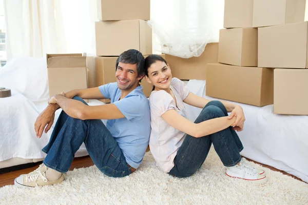 Casal feliz relaxante ao mudar de casa — Fotografia de Stock