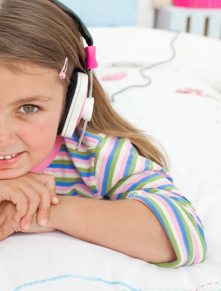 Lilla gril lyssna på musik med hörlurar — Stockfoto
