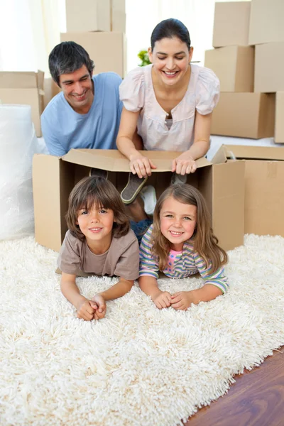 Веселая семья играет с коробками — стоковое фото