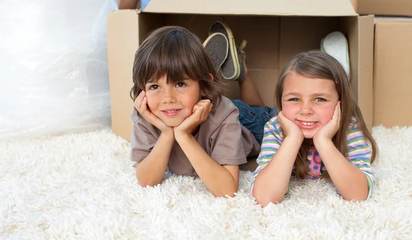 Söta syskon leker med lådor — Stockfoto