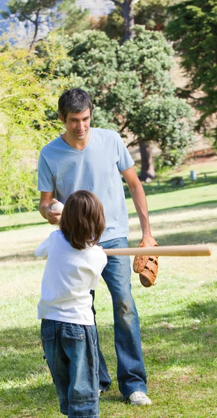 Отец и его сын играют в бейсбол — стоковое фото