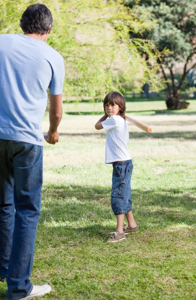 Веселый маленький мальчик играет в бейсбол со своим отцом — стоковое фото