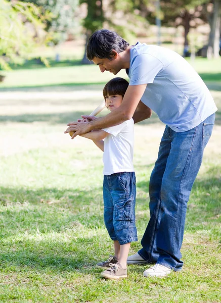Αγαπώντας το μικρό αγόρι παίζει μπέιζμπολ με τον πατέρα του — Φωτογραφία Αρχείου