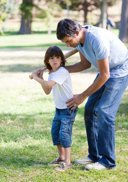 Pai confiante ensinando beisebol para seu filho — Fotografia de Stock