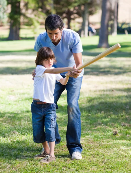 Padre positivo enseñando béisbol a su hijo — Foto de Stock