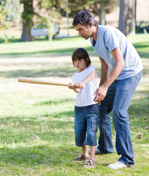 Encantador pai ensinando beisebol para seu filho — Fotografia de Stock