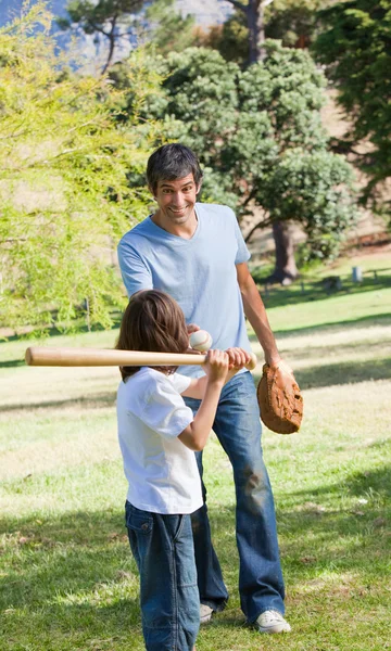 Счастливый отец и его сын играют в бейсбол — стоковое фото