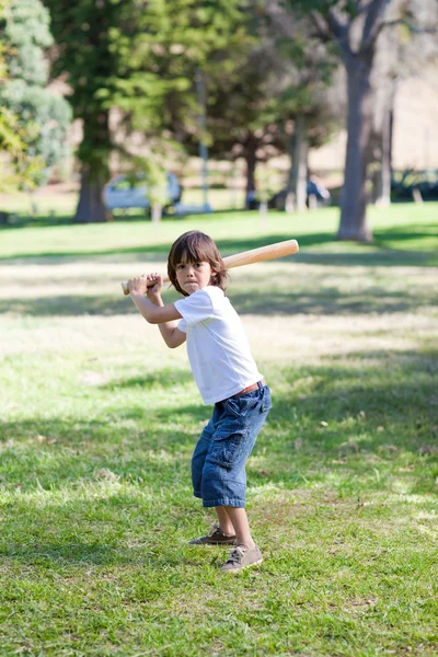 Entzückender kleiner Junge spielt Baseball — Stockfoto