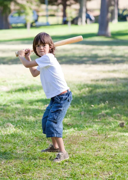 Bonito menino jogando beisebol — Fotografia de Stock