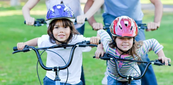 Crianças alegres andando de bicicleta — Fotografia de Stock