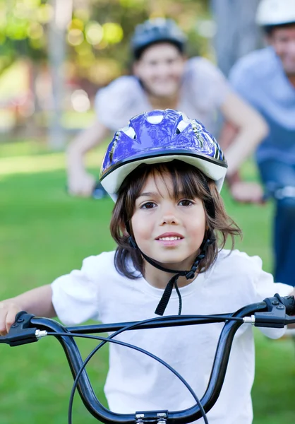 Очаровательный мальчик на велосипеде — стоковое фото