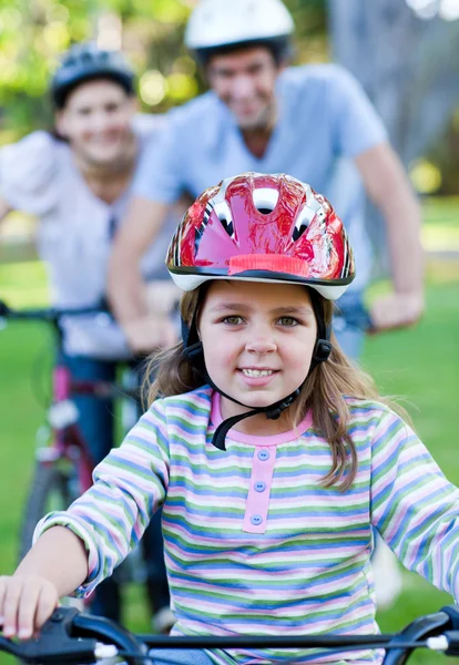 Sevimli küçük kız bisiklet sürmek — Stok fotoğraf