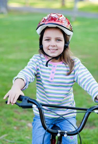 Glada lilla flicka Rider en cykel — Stockfoto