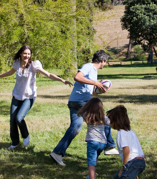 Ragbi oynarken hareketli aile — Stok fotoğraf