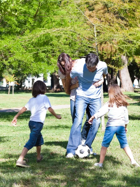 Família animada jogando futebol — Fotografia de Stock