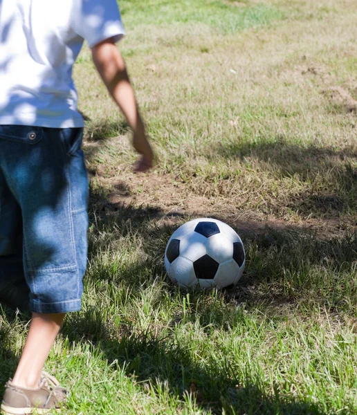 Mały chłopiec grać w piłkę nożną — Zdjęcie stockowe