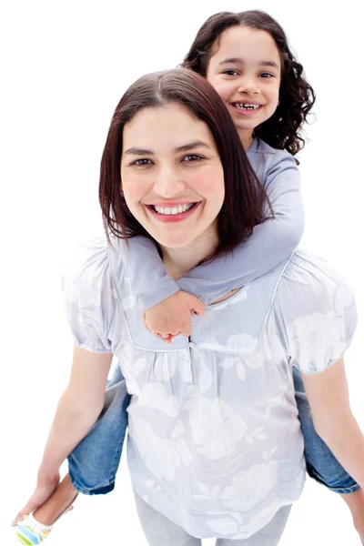 Närbild av mamma att ge hennes dotter piggyback rida — Stockfoto