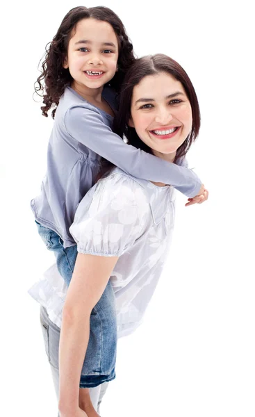 Vacker mor ger hennes dotter piggyback rida — Stockfoto