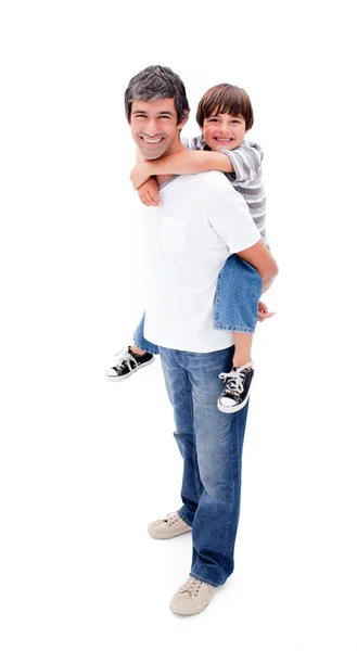 Liefdevolle vader zoon geven piggyback rit — Stockfoto