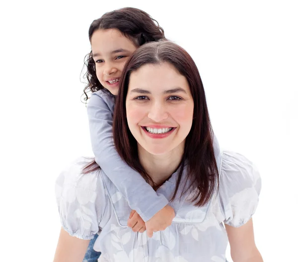 Szczęśliwą matką dając jej córka piggyback jeździć — Zdjęcie stockowe