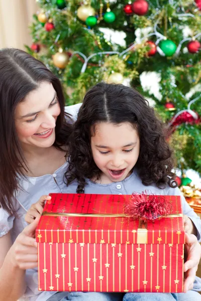 Madre e figlia giocare con i regali di Natale — Foto Stock