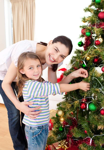 Matka i córka w domu w czasie Bożego Narodzenia — Zdjęcie stockowe