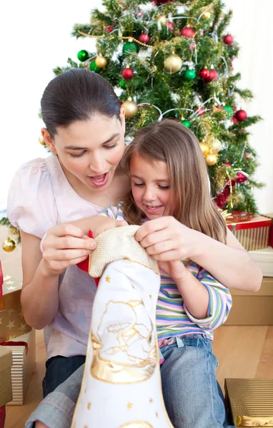 Mor och dotter hemma vid jul — Stockfoto