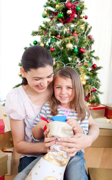 Mor och dotter leker med julklappar — Stockfoto