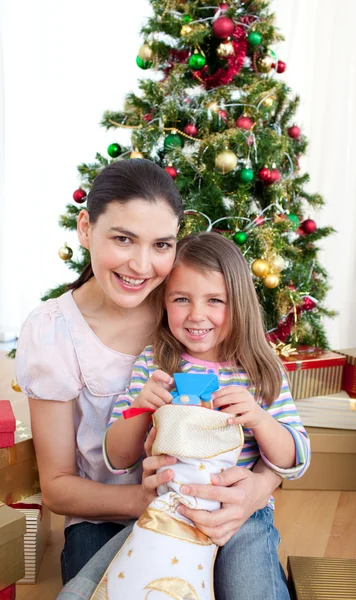 Matka a dcera doma o Vánocích — Stock fotografie