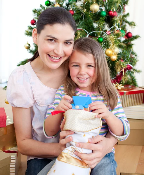 Мать и дочь дома на Рождество — стоковое фото