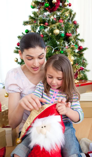 Moeder en dochter thuis met Kerstmis — Stockfoto