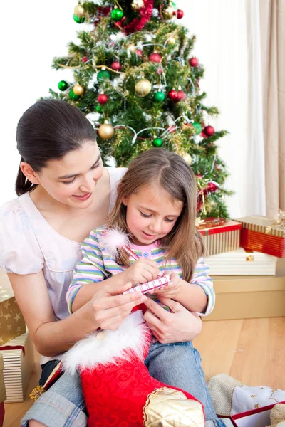 Madre e figlia a casa nel periodo natalizio — Foto Stock