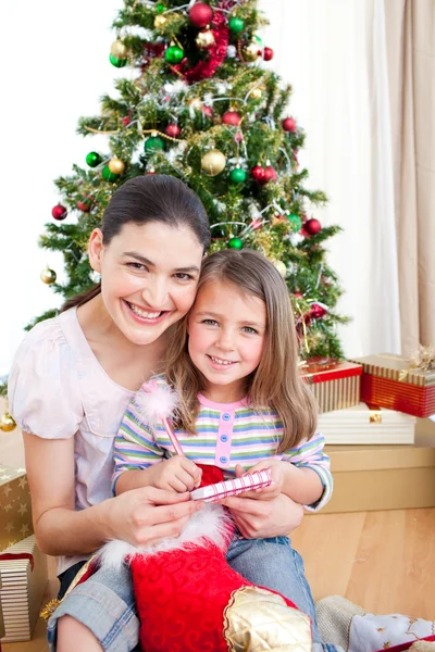 Matka a dcera doma na Vánoce — Stock fotografie