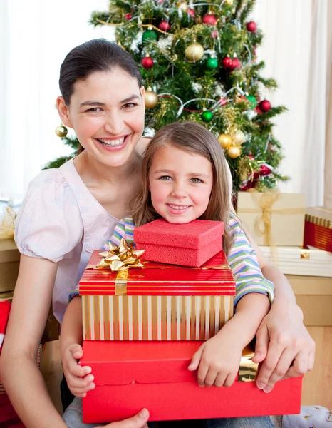 Anya és lánya otthon karácsonykor. — Stock Fotó